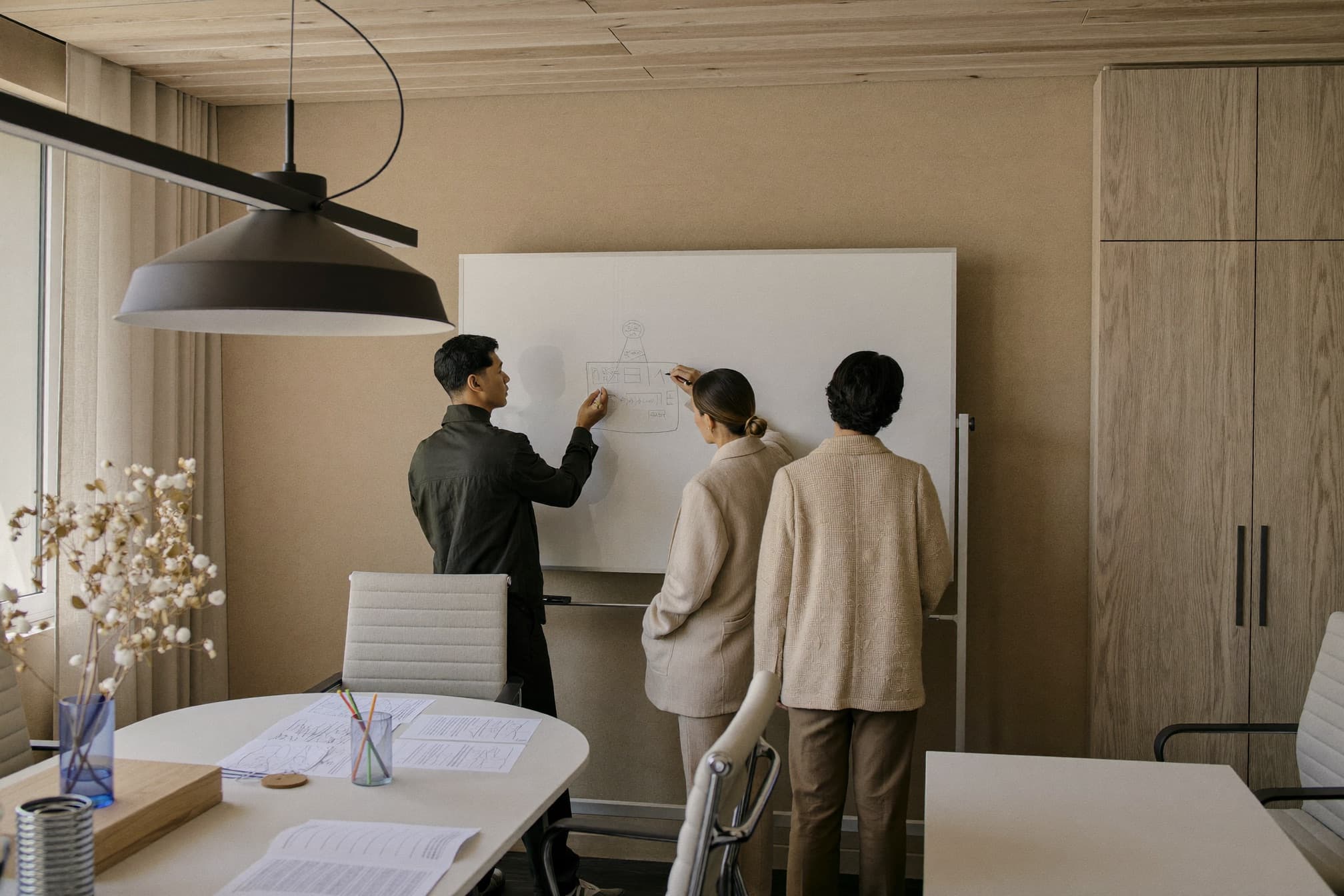 Team skizziert einen Prozess an einem Whiteboard